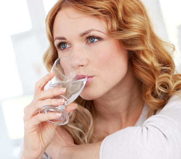 Viel trinken bei Durchfall (Foto: 123RF/goodluz) Trinken Durchfall