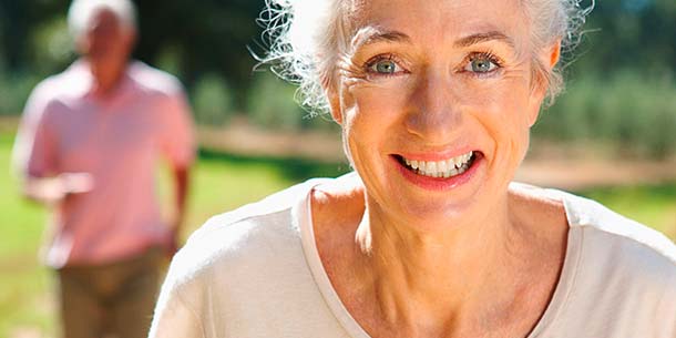 A.Vogel: Bewegung als Entzündungshemmer (Foto: 123RF, C Yeulet) Eine Seniorin joggt bei strahlendem Wetter durch die Natur. Bewegung kann entzündlichen Prozessen entgegenwirken.