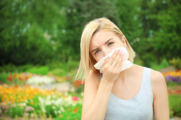 A.Vogel, Halsschmerzen im Sommer behandeln Frau, Sommer-Grippe (Foto: 123RF, belchonock)