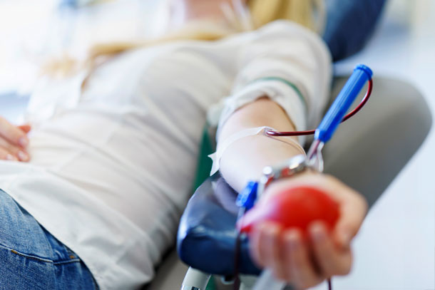 Welche Eisenmangel-Therapien gibt es? (Foto: AdobeStock, Aidman) Eine Frau liegt auf einem speziellen Stuhl und erhält eine Infusion in den Arm.