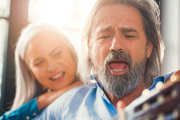 Vom Jodeln und Johlen (Foto; agefotostock, S. Brookland) Nicht jeder kann seiner Stimme freien Lauf lassen.