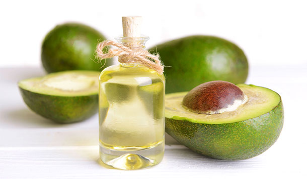 Natürliche Nagelpflege: Wohltuend sind regelmässige Massagen mit Avocado- und Teebaumöl. (Foto: 123RF, Serenzniy)