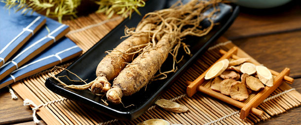 Ginseng vertreibt Erschöpfung (Foto: 123RF, xb100) Ganze Wurzeln und geschnittener Ginseng liegen auf einem schönen Holztisch.
