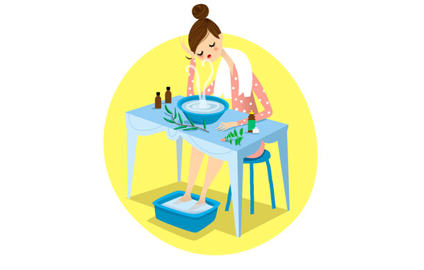 Inhalieren & Fussbäder helfen gegen Erkältungssymptome (Foto: agestockfoto, N. Aye) Illustration einer Frau sitzend an einem Tisch. Die Füsse unter dem Tisch in einem Wasserbecken und sie beugt ihren Kopf über eine Wasserschale und inhaliert deren Dämpfe.
