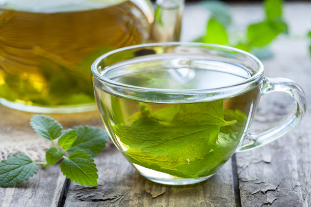 Zitronenmelissetee (Foto: 123RF, V. Shastun) Die Spülung mit Zitronenmelissetee hilft gegen Herpes.