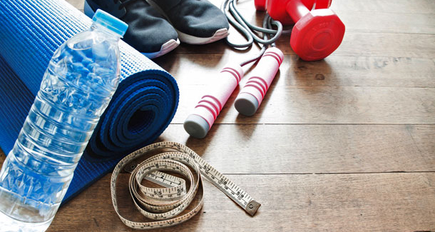 Sport hilft die Leber zu entlasten. (Foto: 123RF, schantalao) Diverse Sportgeräte und eine Wasserflasche liegen auf dem Boden.
