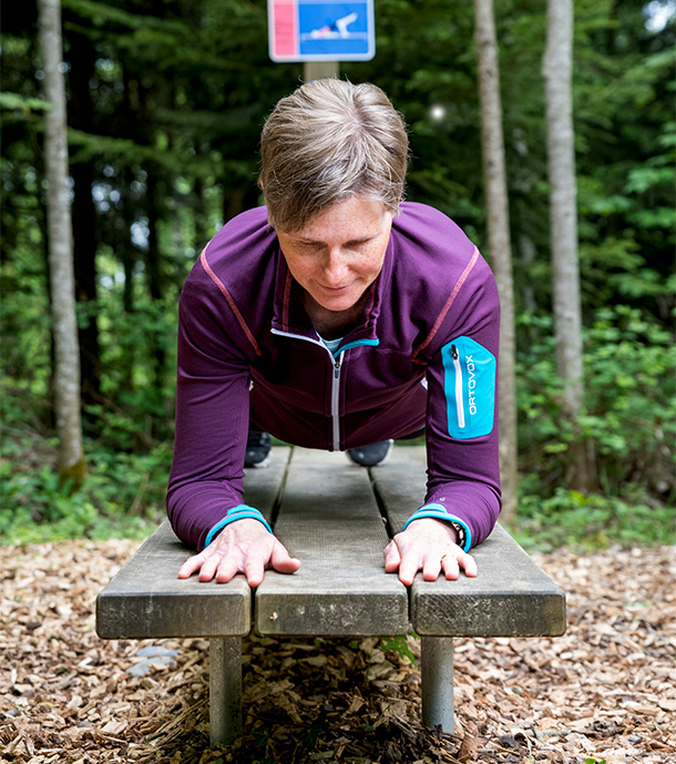 Le parcoursvita: exercice sur un banc en bois (Photo: Vitaparcous Zurich))