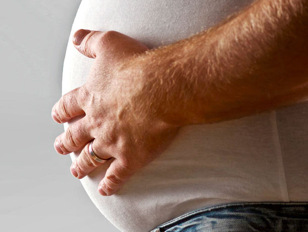 Ein dicker Bauch birgt einige Risiken (Foto: 123RF/G. Lavsen) Mann Bauch