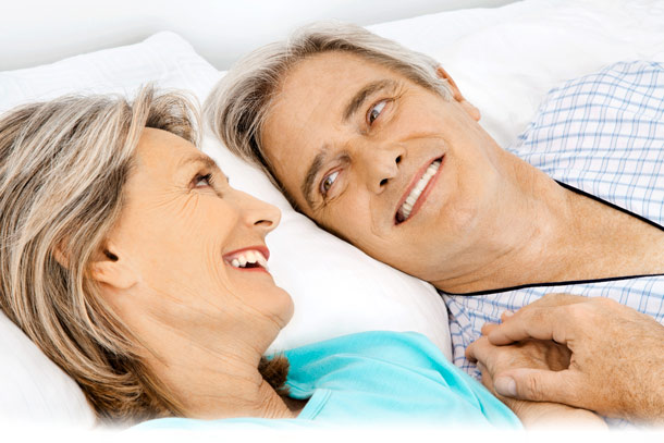 Un vieux couple heureux au lit (Photo: Panthermedia/R. Kneschke) Causes du dysfonctionnement sexuel