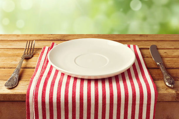Psoriasis: Das Richtige essen und trinken (Foto: 123RF, Maglara) Psoriasis Ernährung (Foto: Holztisch im Freien mit Gedeck. 123RF, Maglara)