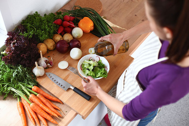 Psoriasis: Ernährung und Fasten (Foto: 123RF, Katsiaryna Lenets)) Wer unter Psoriasis leidet, sollte gezielt auf seine Ernährung achten. (Foto: Kochen, frische Zutaten liegen bereit. 123RF, Katsiaryna Lenets)
