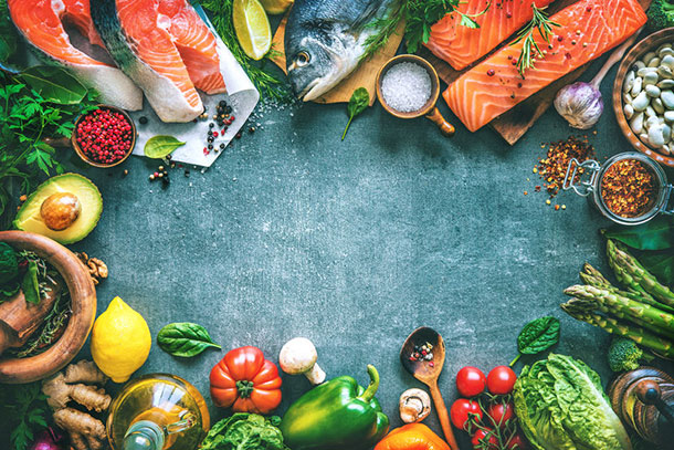 Psoriasis-Arthritis Ernährung (Foto: Ein bunter Tisch an frischen Zutaten liegen bereit zum Kochen. 123RF, Alexander Raths)