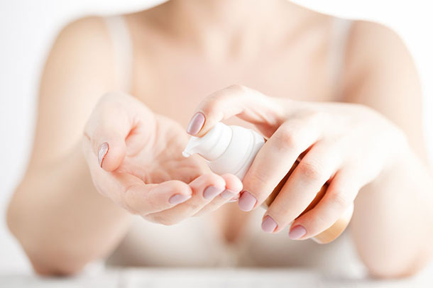 Psoriasis: Die richtige Hautpflege (Foto: 123RF, Andrey Cherkasov) Pflanzliche Öle schützen die Haut grundsätzlich gut vor Feuchtigkeitsverlust. Hervorzuheben sind Distel-, Jojoba-, Macadamina-Nuss-, Mandel-, Nachtkerzen- und Olivenöl. (Foto: Eine Frau cremt ihre Hände ein. 123RF, Andrey Cherkasov)