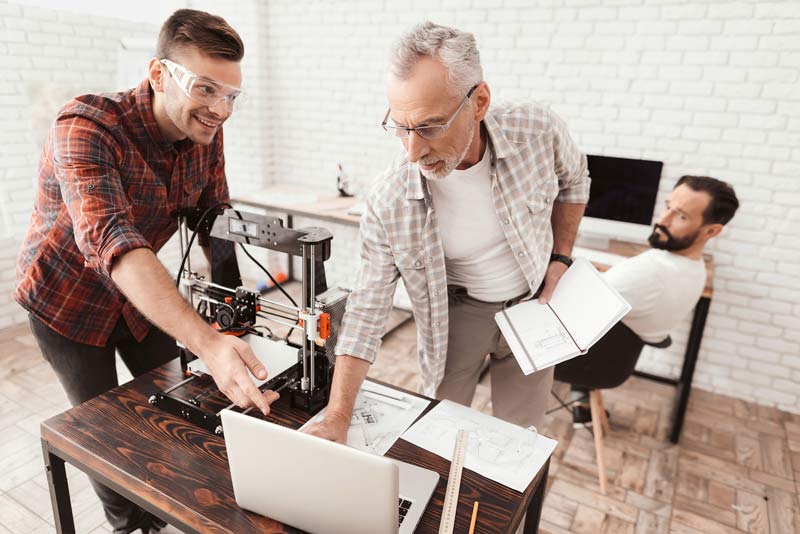 Migräne-Trigger kennen (Foto: 123RF/vadimgozhda) Diskutieren am Arbeitsplatz