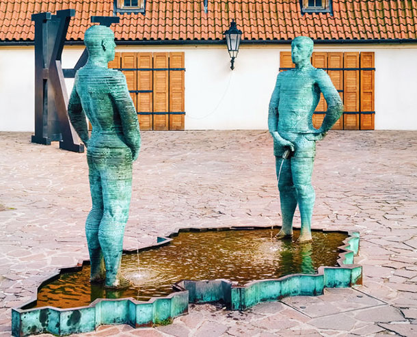 A.Vogel: Les sculptures masculines font pipi dans la fontaine. (Photo: 123RF, Sergej Razvodovskij) Symbole pour la miction des hommes. Les sculptures masculines uriner dans une fontaine.