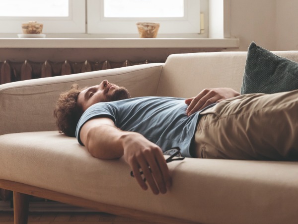 Mann auf dem Sofa