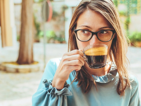 Frau trinkt Kaffee