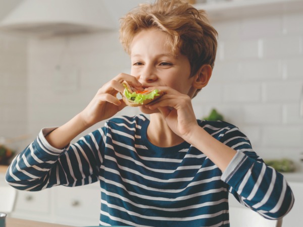 Entzündungsarme Ernährung empfehlenswert (Foto: 123RF/gorodenkoff) Kind isst ein Brot