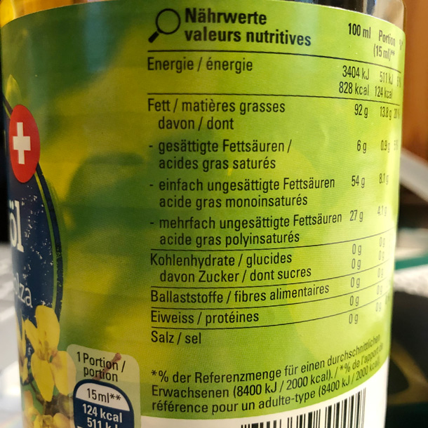 Nährwertangaben auf Rapsölflasche
