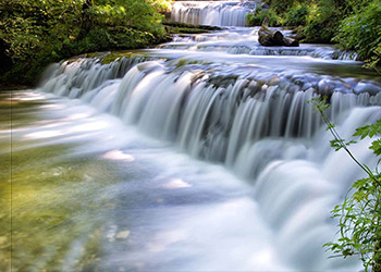  Fluss mit Wasserfall