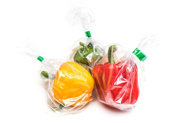 Peperoni einzeln verpackt in Plastik. (Foto: 123RF, nanthm)