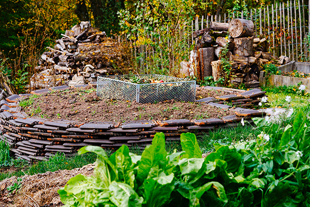 Hortus-Garten von Markus Gastl Schlüssellochbeet; die Gitterbox darin enthält Kompost. Im Hintergrund: Obstbaumschnitt, aufgeschichtet als Unterschlupf für Tiere.