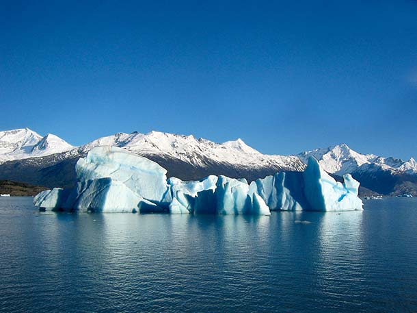 A.Vogel, Planet Wasser Wasser dehnt sich bei Abkühlung aus. Eis besitzt daher eine geringere Dichte als flüssiges Wasser. Infolgedessen schwimmt es oben – weswegen Eisberge aus dem Wasser ragen. (Foto: WikiCommons, I Haykison)