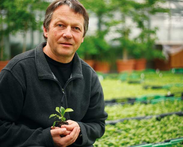Andreas Ryser im Gewächshaus Andreas Ryser