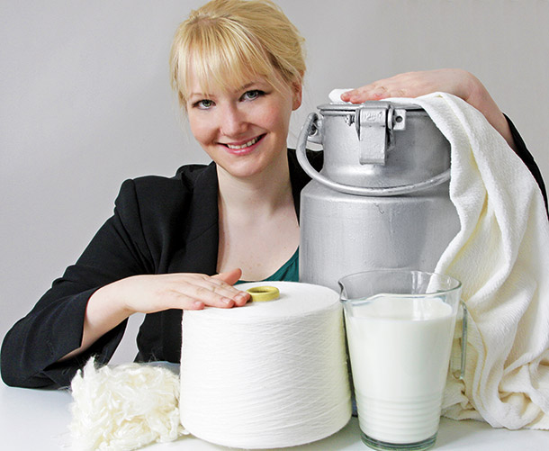 A.Vogel: Mode aus Milch für Allergiker? (Foto: QMilk, Anke Domaschke) Die Mikrobiologin Anke Domaske hat eine Methode entwickelt, mithilfe derer man aus Milch Fasern schaffen kann.